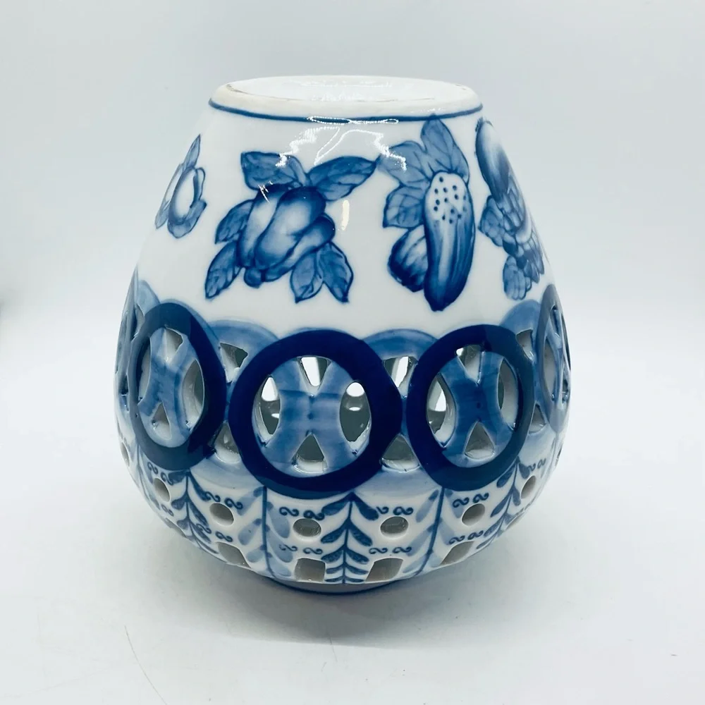 VTG Display Jar Blue&White Cut Out&Floral Leaf Design Ceramic 7” Tall China